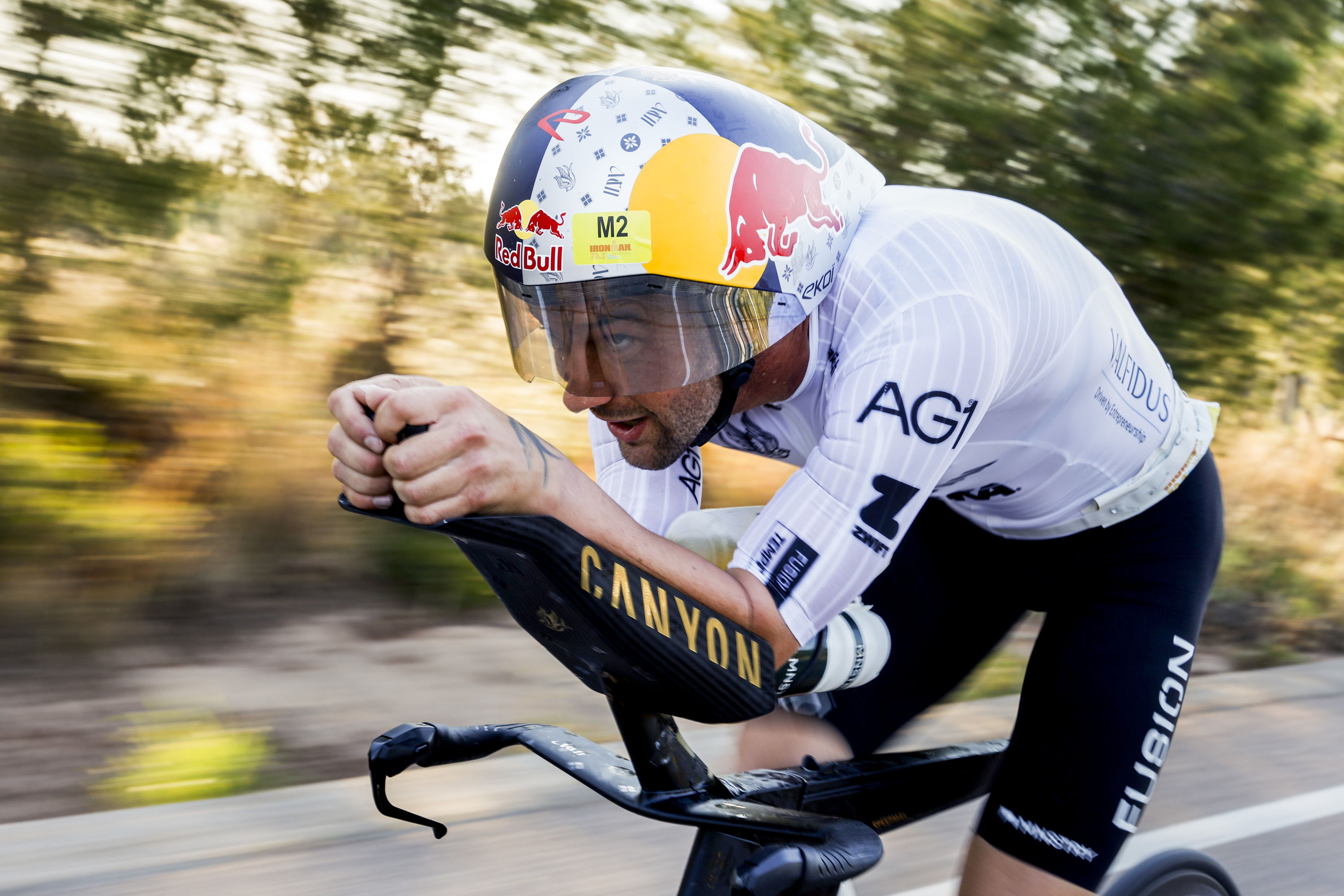 Sam Laidlow fotografiert in seitlicher Ansicht auf dem Rad.