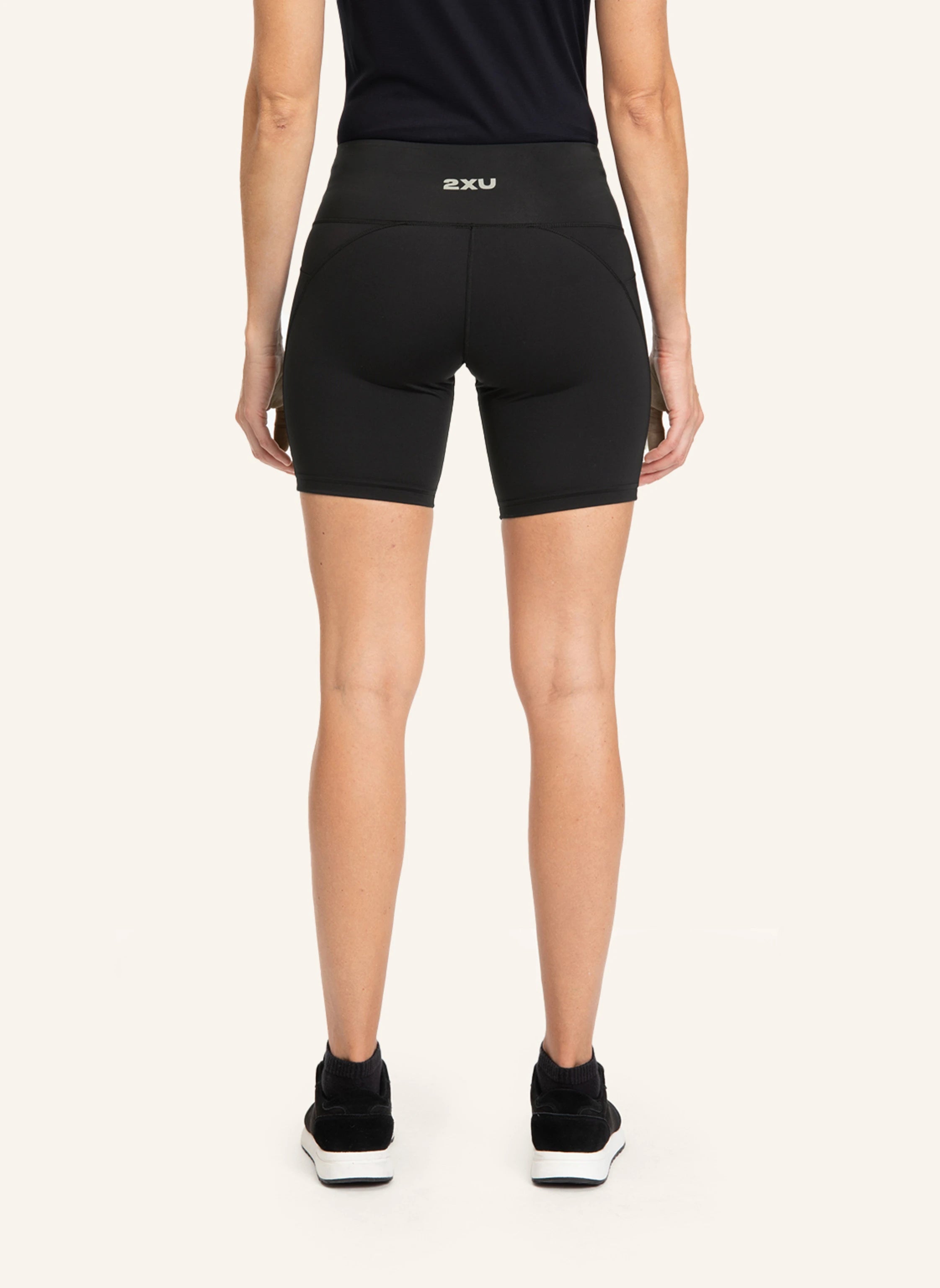 2XU Aero Mid Rise Comp 6 Inch Short, Damen, schwarz