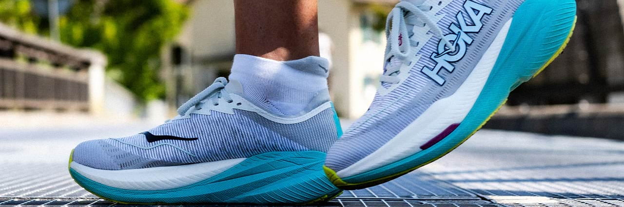 Weiß-blaue Hoka Laufschuhe, Ansicht von Seite