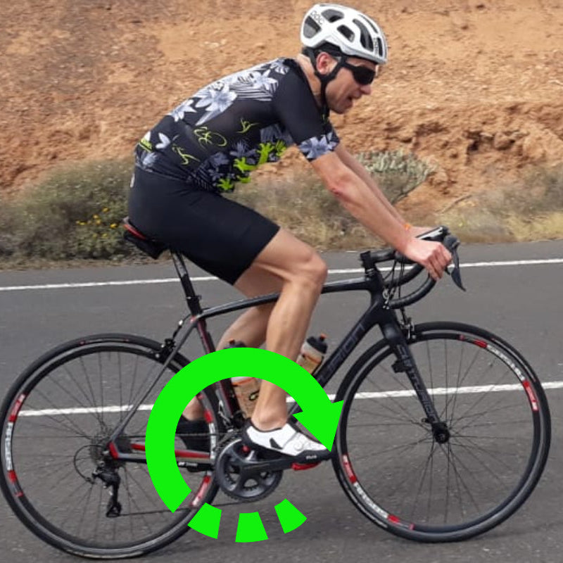 Ein Rennradfahrer, dessen Trittbewegung von einem runden Kreis gekennzeichnet ist