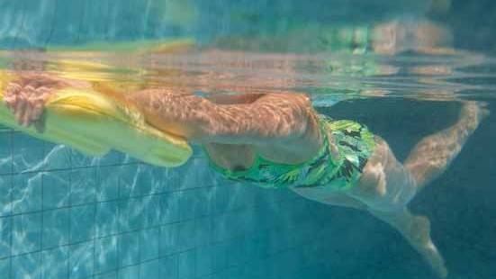 Schwimmhilfen für Triathleten: Die Fußfessel