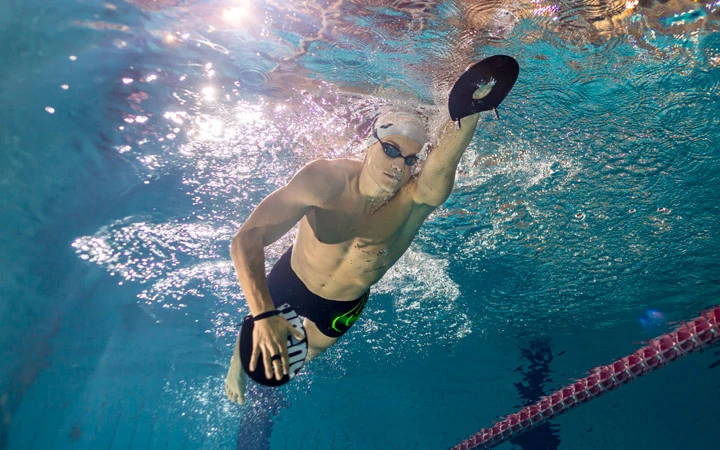 Schwimmzubehör: die wichtigsten Trainingsmittel für den Beckenrand