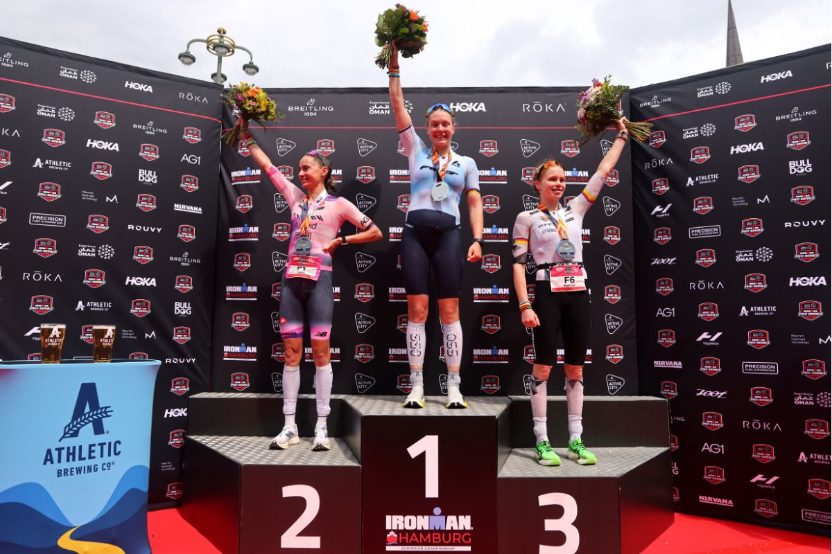Laura Philipp (Silber, Deutschland), Europameisterin Solveig Løvseth (Gold, Norwegen) und Katrine Christensen (Bronze, Dänemark) feiern bei der Siegerehrung der IRONMAN-Europameisterschaft 2026 in Hamburg.