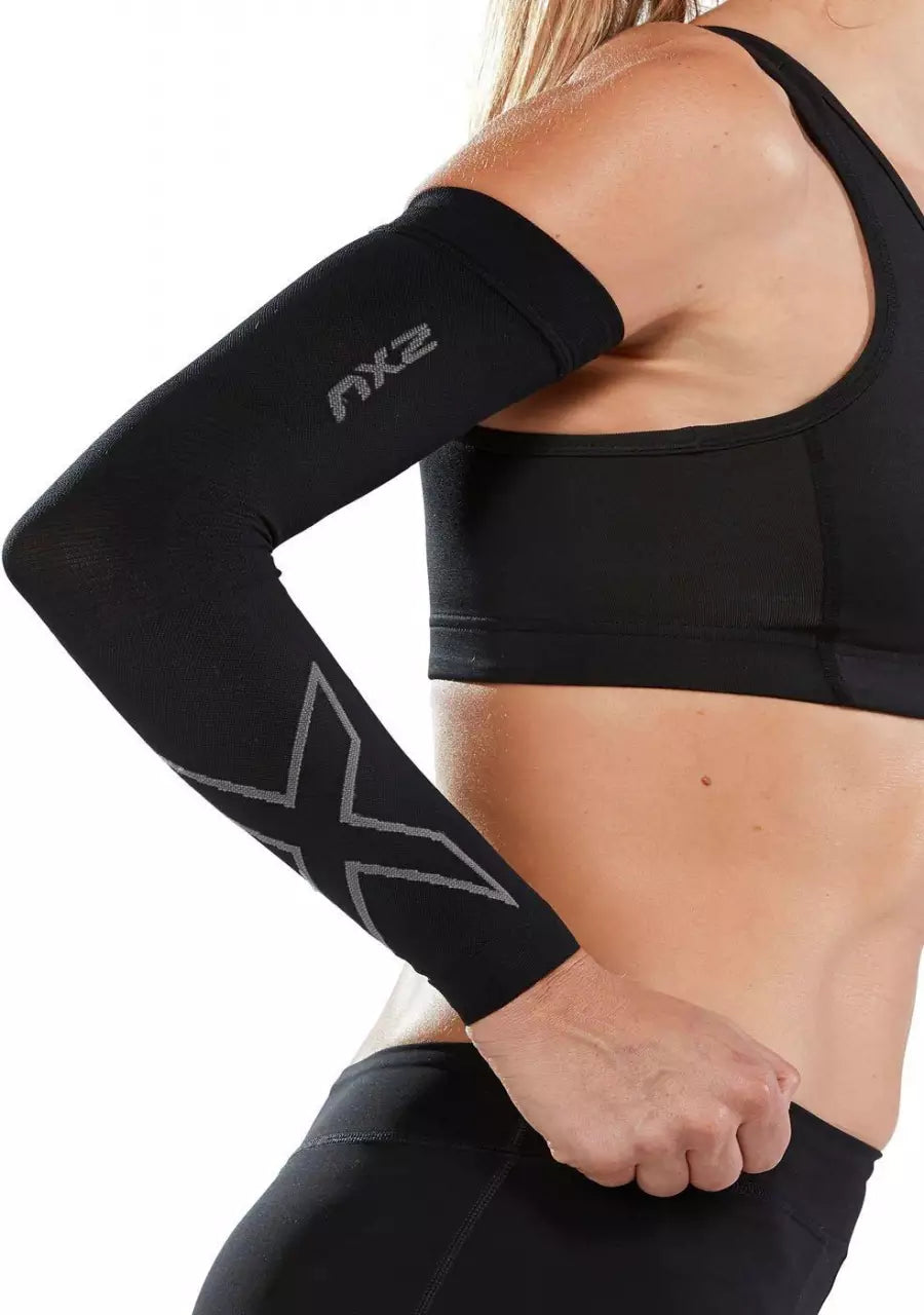 2XU Flex Run Comp Arm Sleeves, schwarz/grau