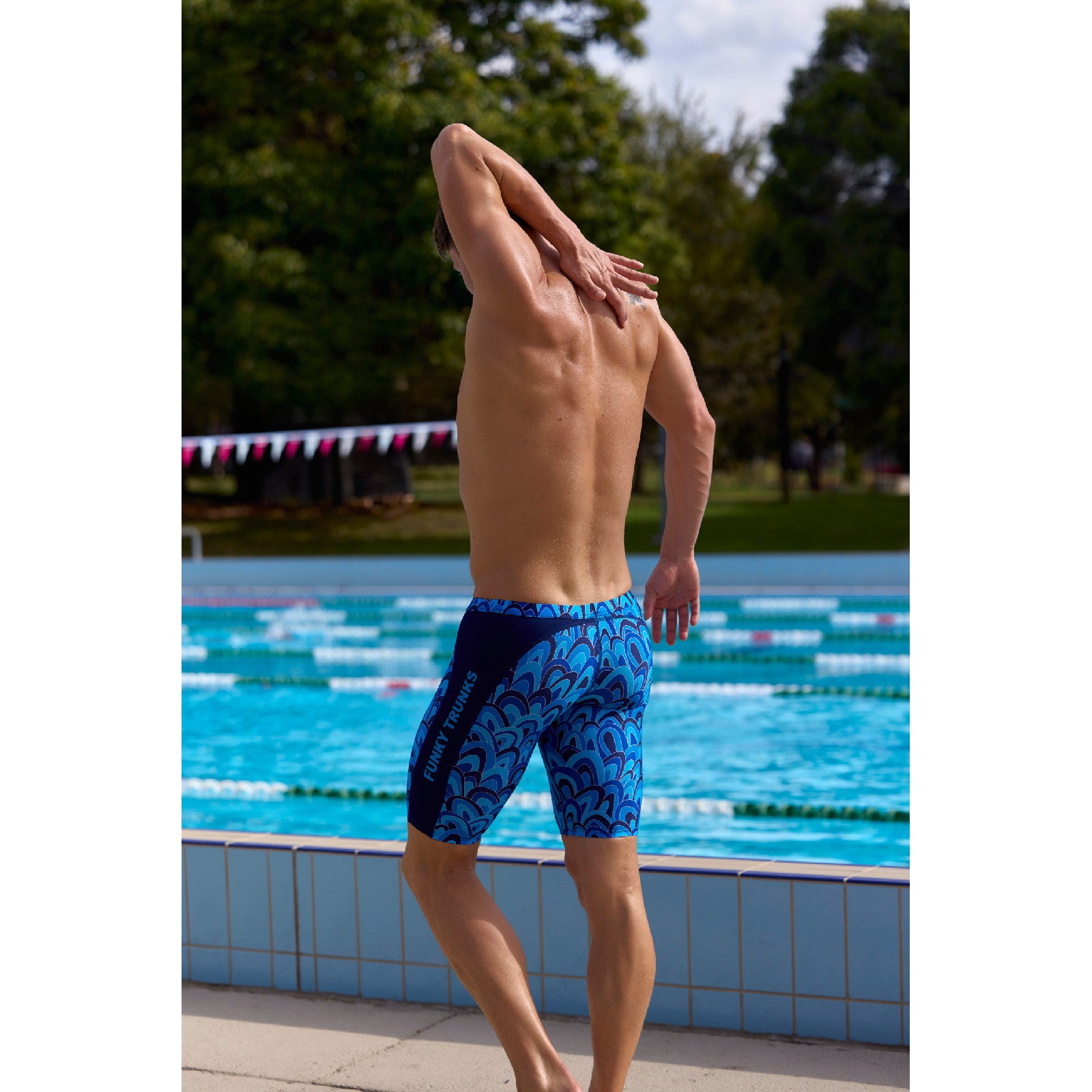 Tragebild Badehose Ansicht von hinten im Freibad