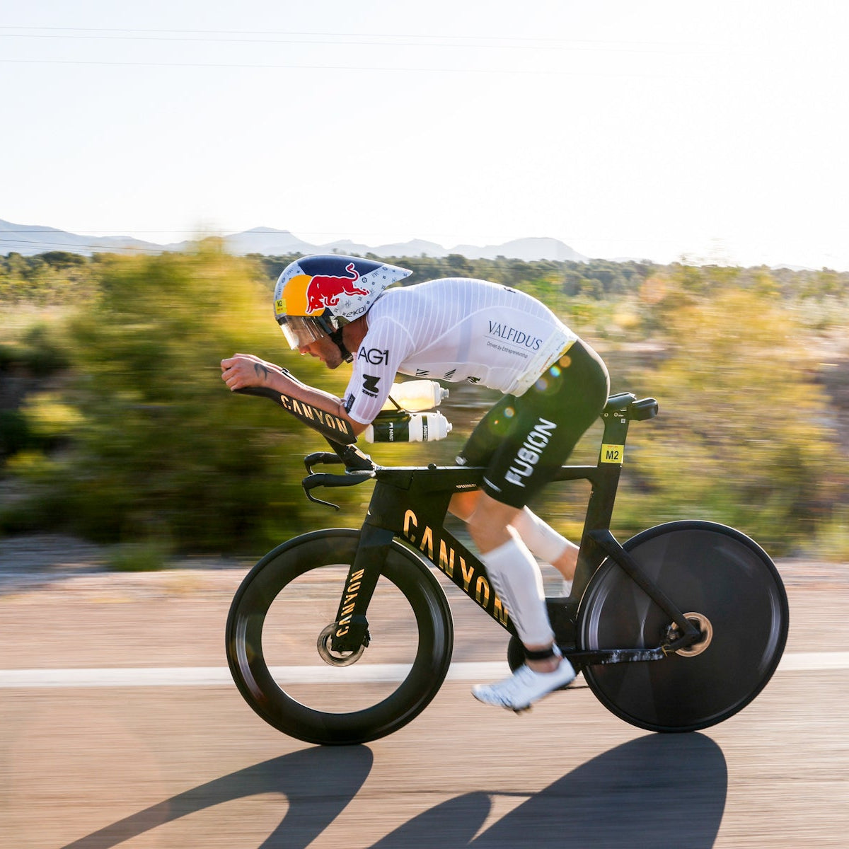 Sam Laidlow auf seinem Triathlonrad, Ansicht von der Seite