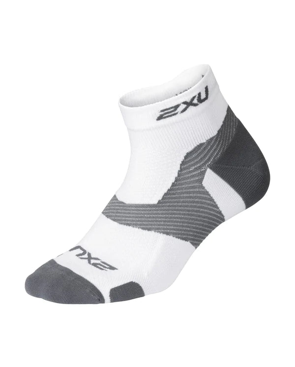 2XU VECTR Light Cush 1/4 Crew Socks, White/Grey