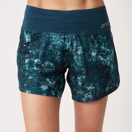 2XU Aero 5 Inch Shorts, Damen, Trailscape Bluejay/Silver Reflective